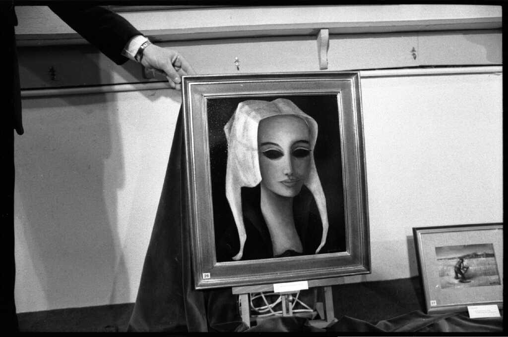 1975 la jeune femme au bonnet hollandais 8F galerie Demenge Bernard Faille Site Mémoire Vive